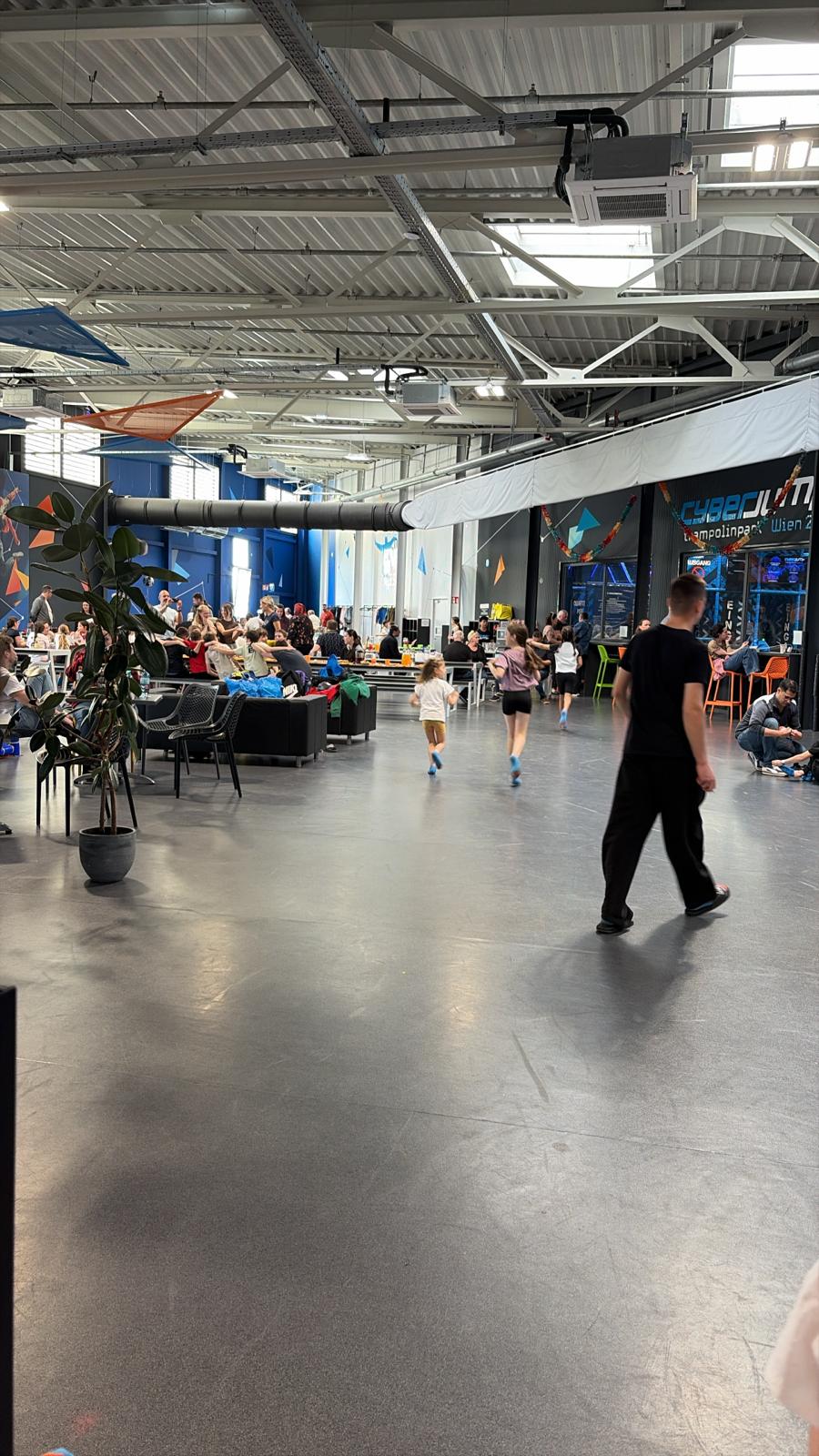 Atmosferă activă cu copii în Cyberjump Viena parc de distracție indoor