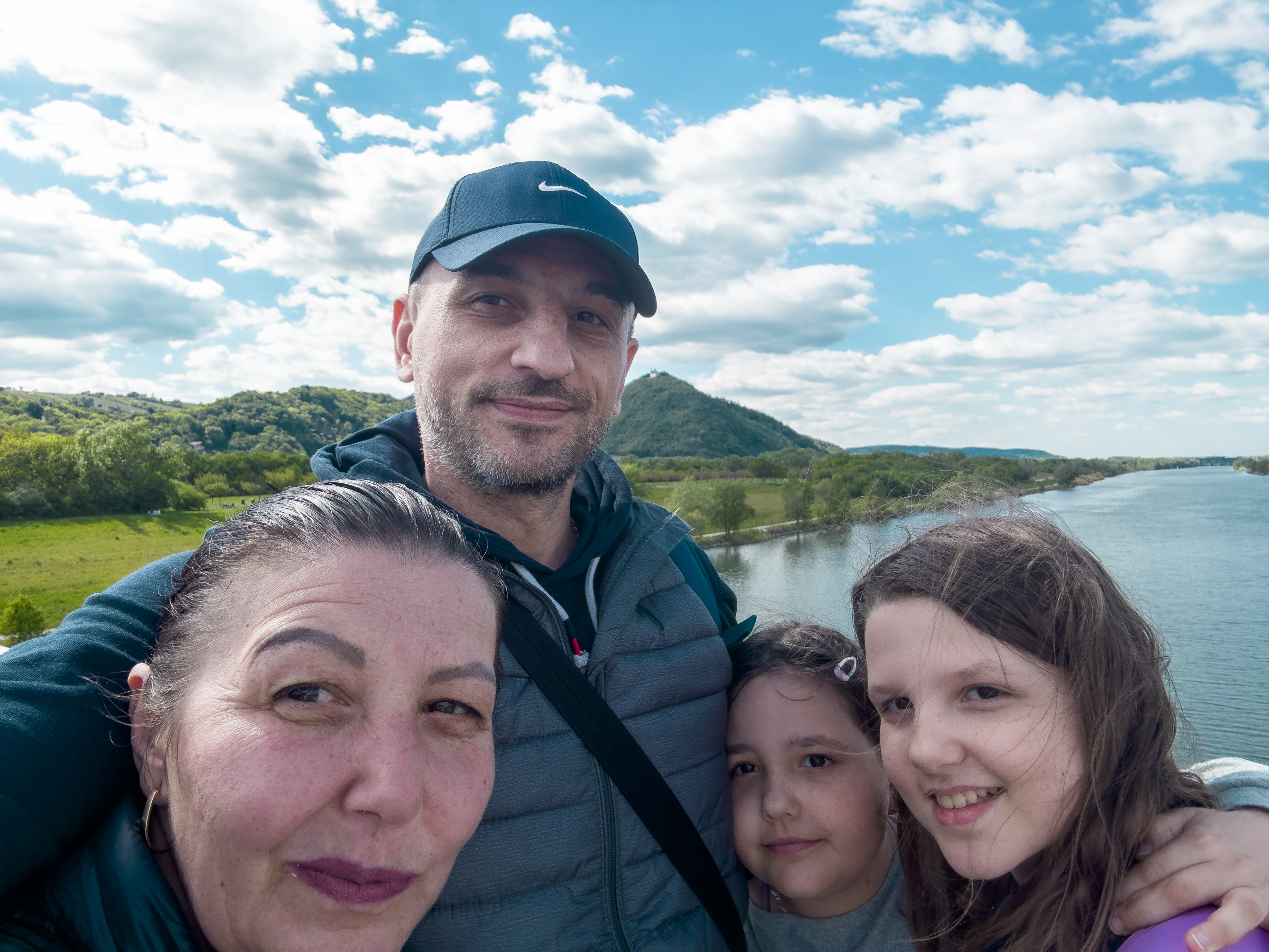 Familie relaxându-se în natură la Kirschenhain Viena plimbare liniște aer curat